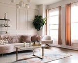 Kleine woonkamer groter laten lijken: 10 slimme tips