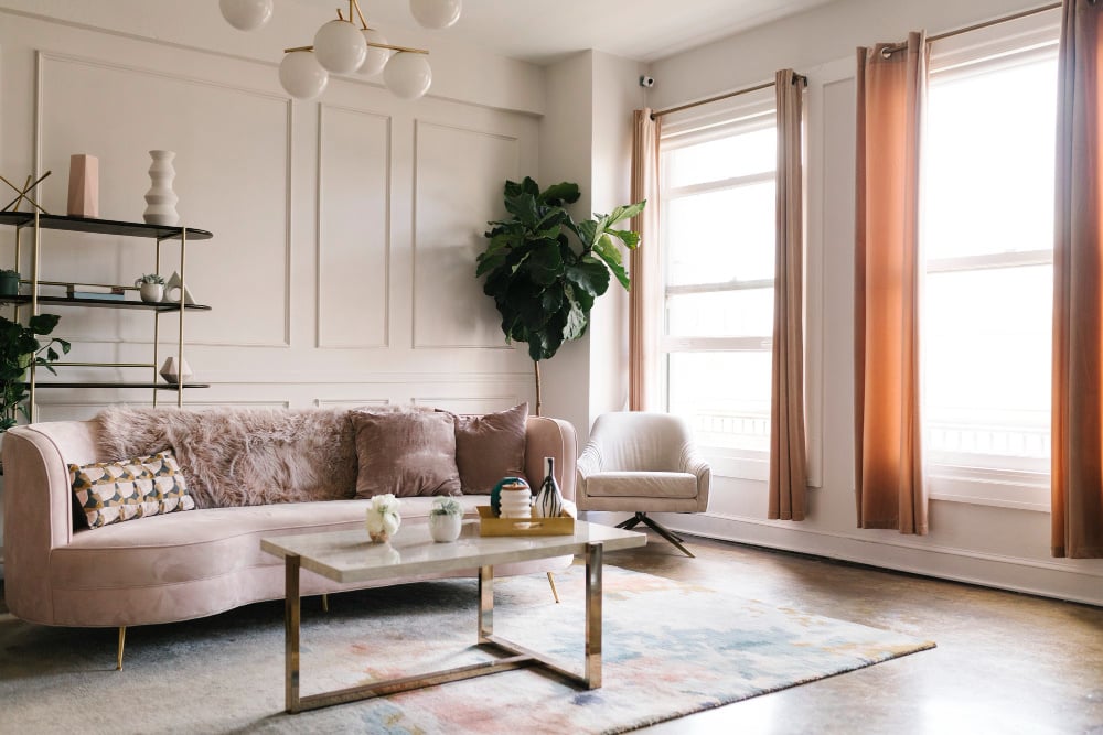 Kleine woonkamer groter laten lijken: 10 slimme tips