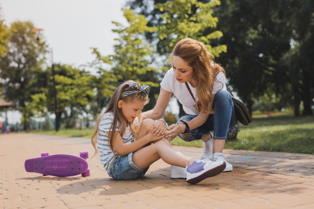 Essentiële EHBO-kennis bij kinderen: wat moet je weten, en welke artikelen zijn onmisbaar?