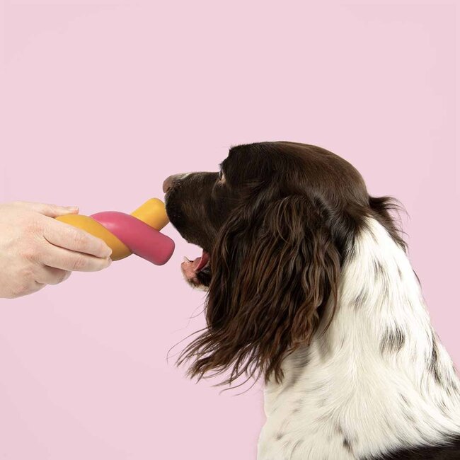 Hondenspeeltje TWISTED S'MORES 18,5x7,5x5,5cm geel/roze