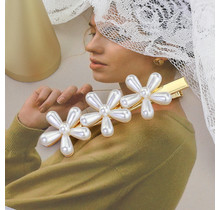 Haarspeld / haarschuif met drie parelbloemen