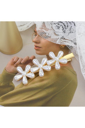 Haarspeld / haarschuif met drie parelbloemen