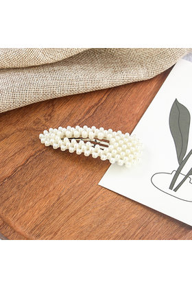 Haarknip met pareltjes binnen in niet