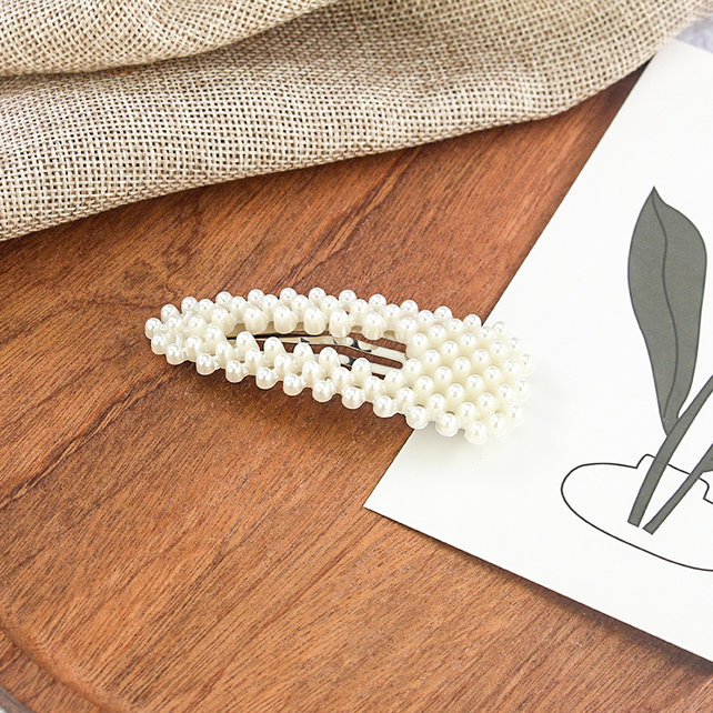 Haarknip met pareltjes binnen in niet