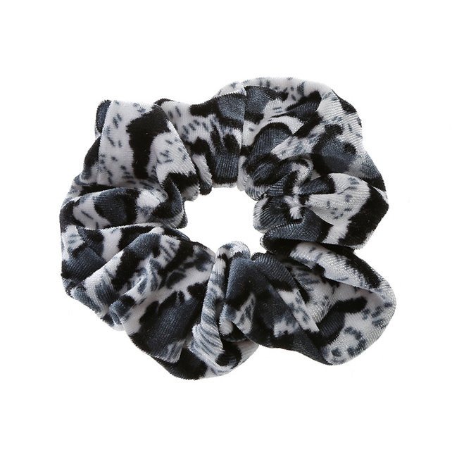 Scrunchie panterprint groot velvet zwart/grijs/wit