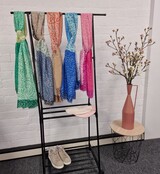 Viscose sjaal met bladmotief roze/fuchsia