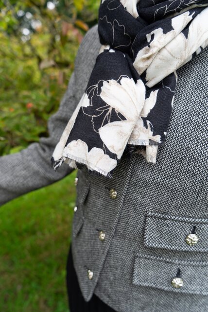 Sjaal met bloemen - zwart/wit