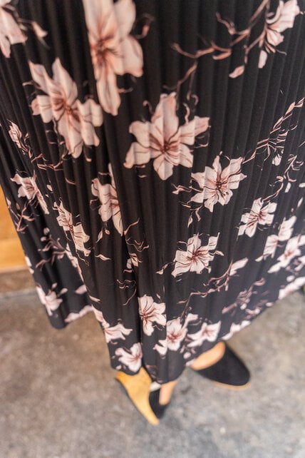 Rok plissé kort model - zwart met bloem