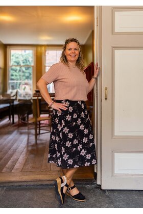 Rok plissé kort model - zwart met bloem