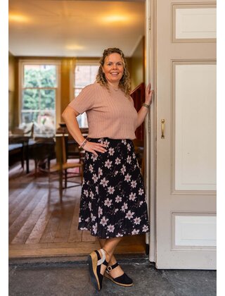 Rok plissé kort model - zwart met bloem