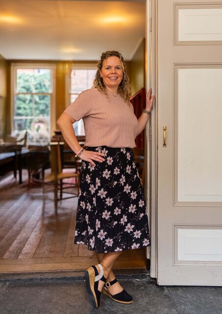 Rok plissé kort model - zwart met bloem