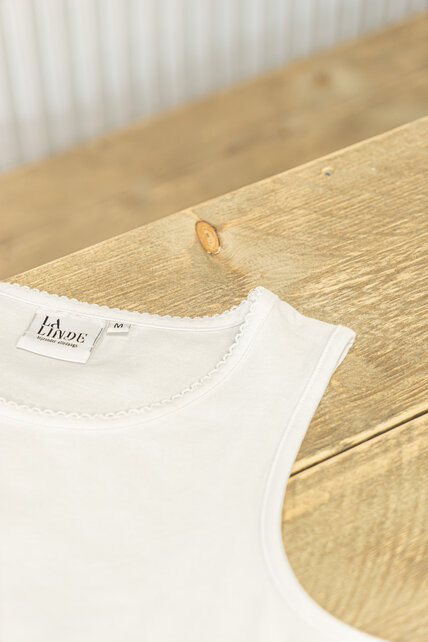 Dames shirt Loes picotrandje zonder mouw - wit