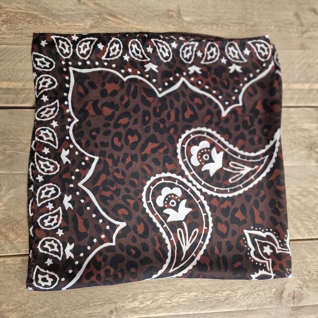 Sjaaltje vierkant - paisley print choco bruin