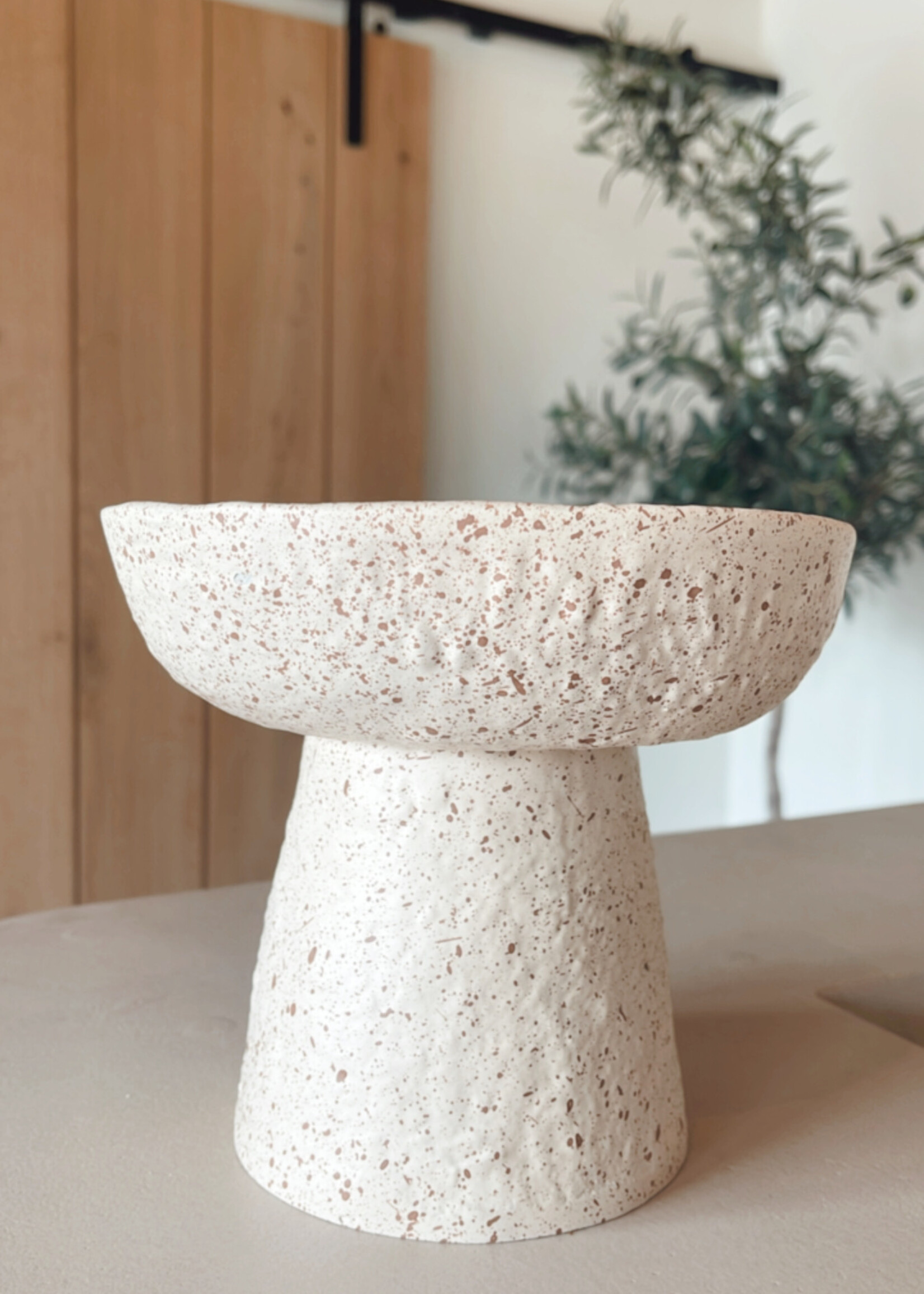 Schaal op voet hoog zand gespikkeld