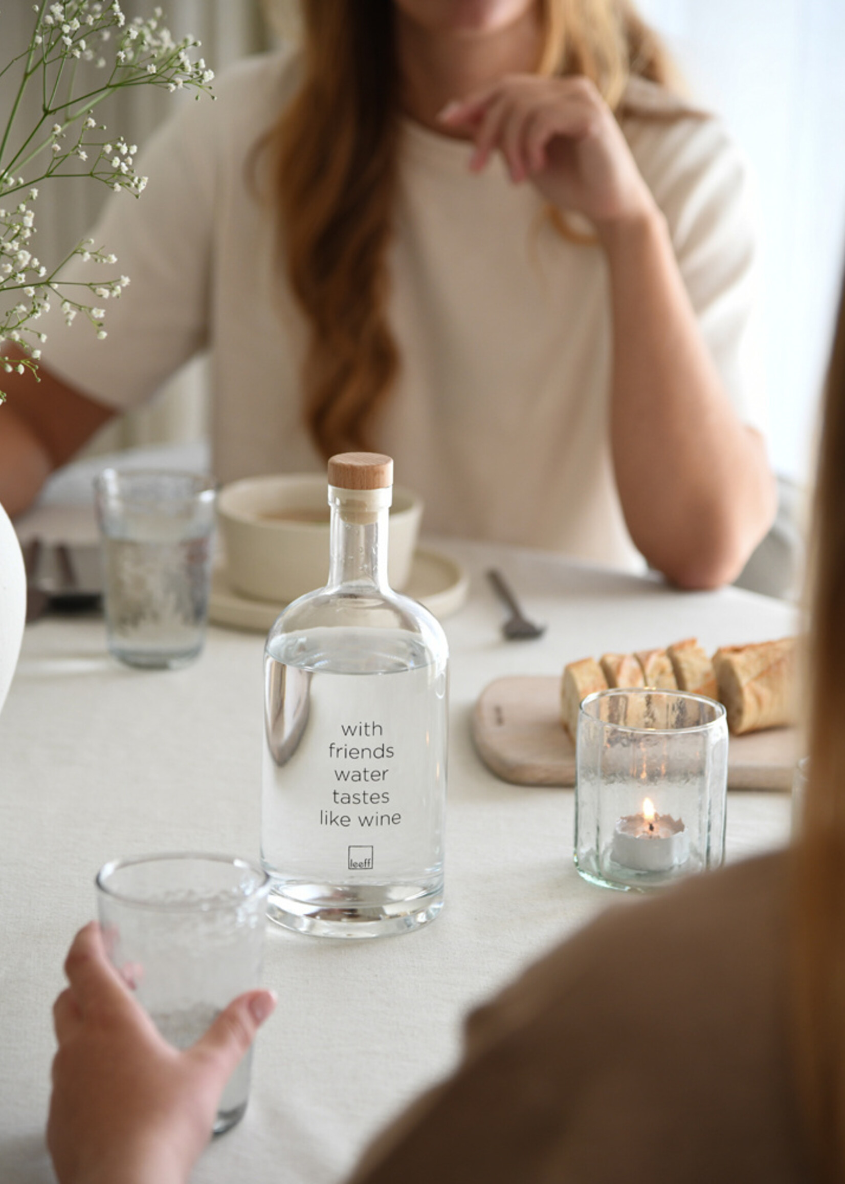 Water fles 'with friends'