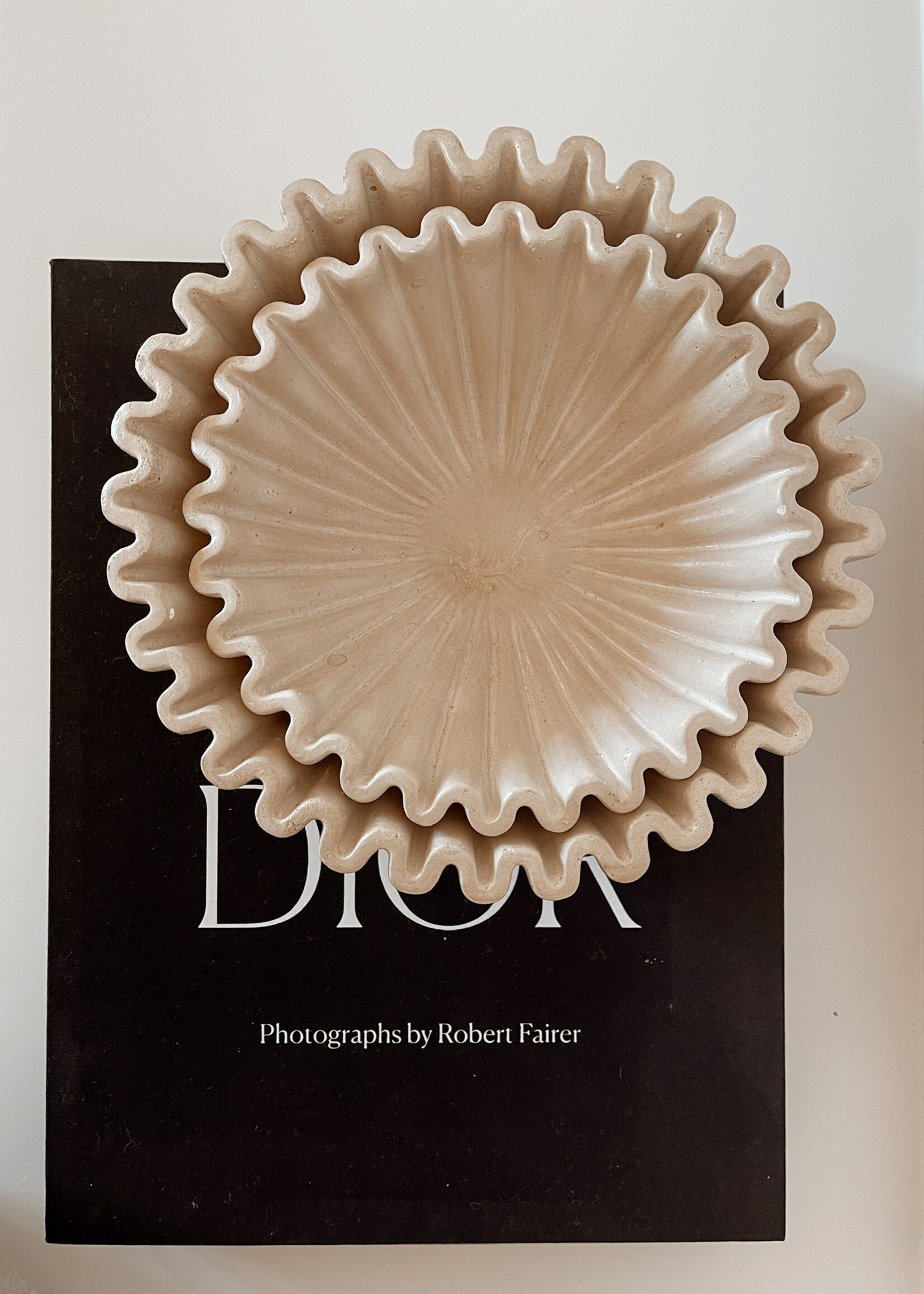 Schaal aardewerk ribbel beige L