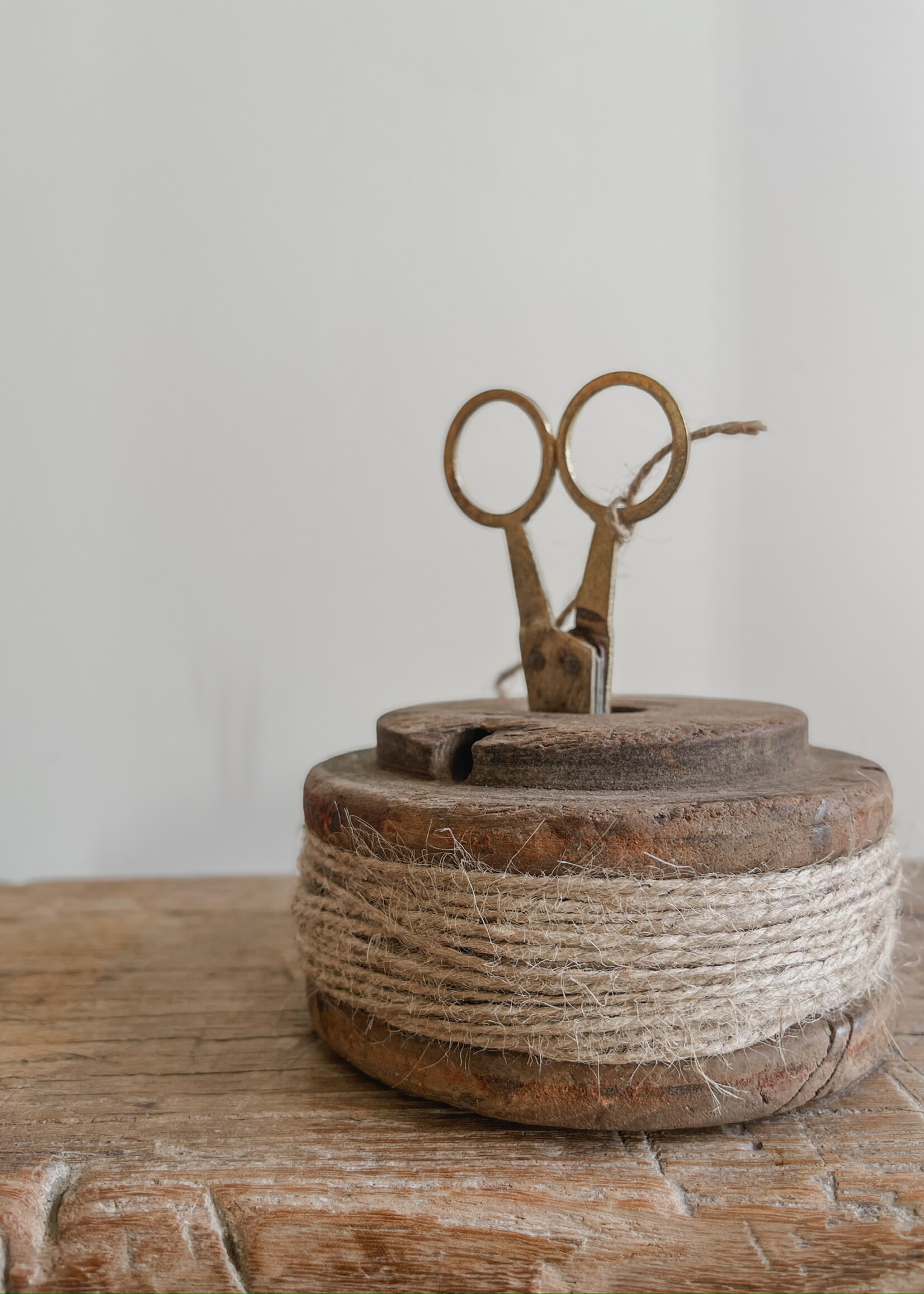 Platte spoel met schaar