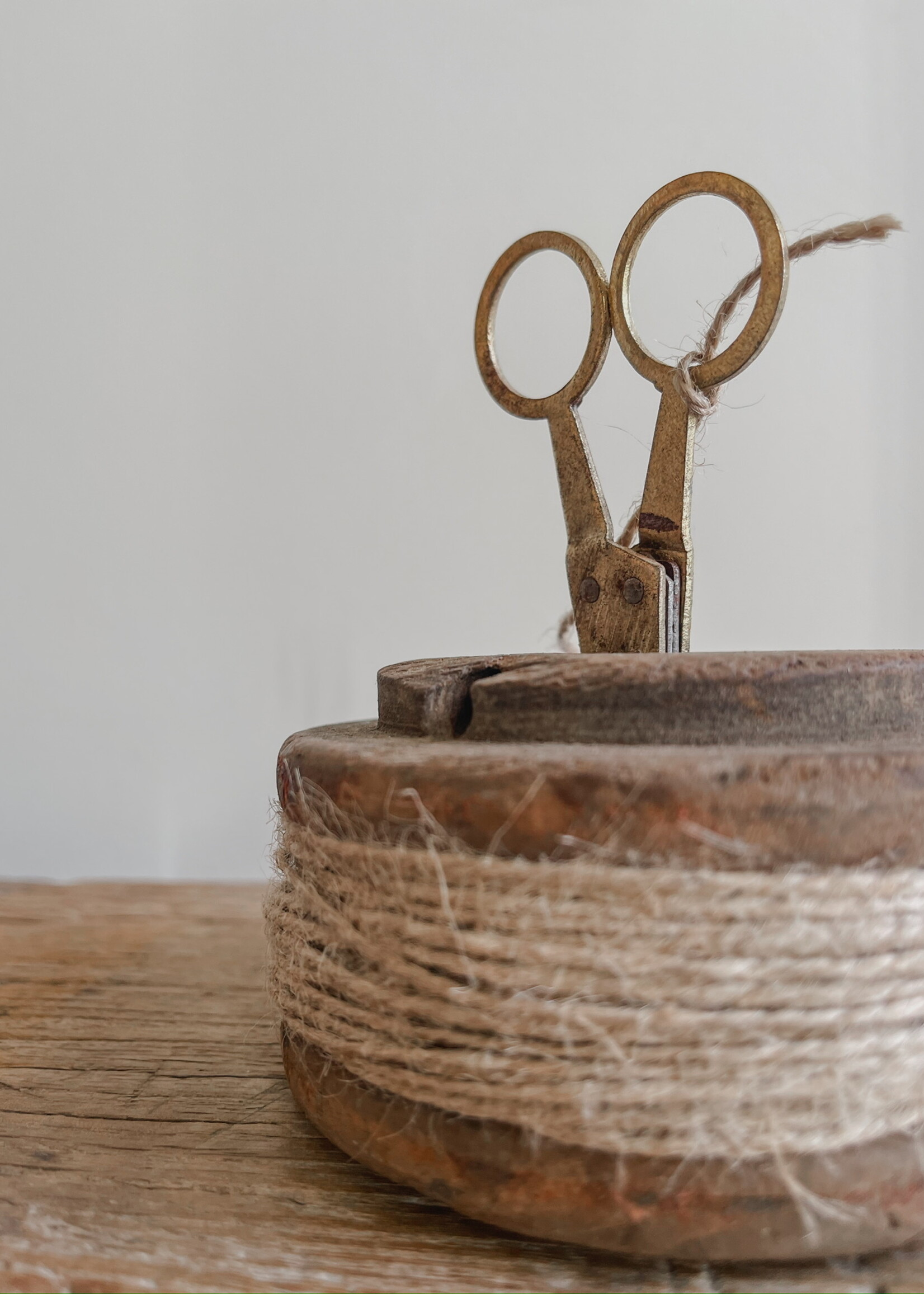 Platte spoel met schaar