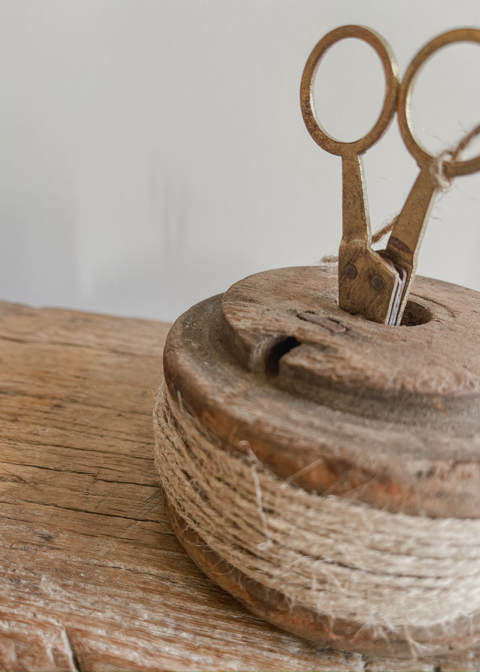 Platte spoel met schaar