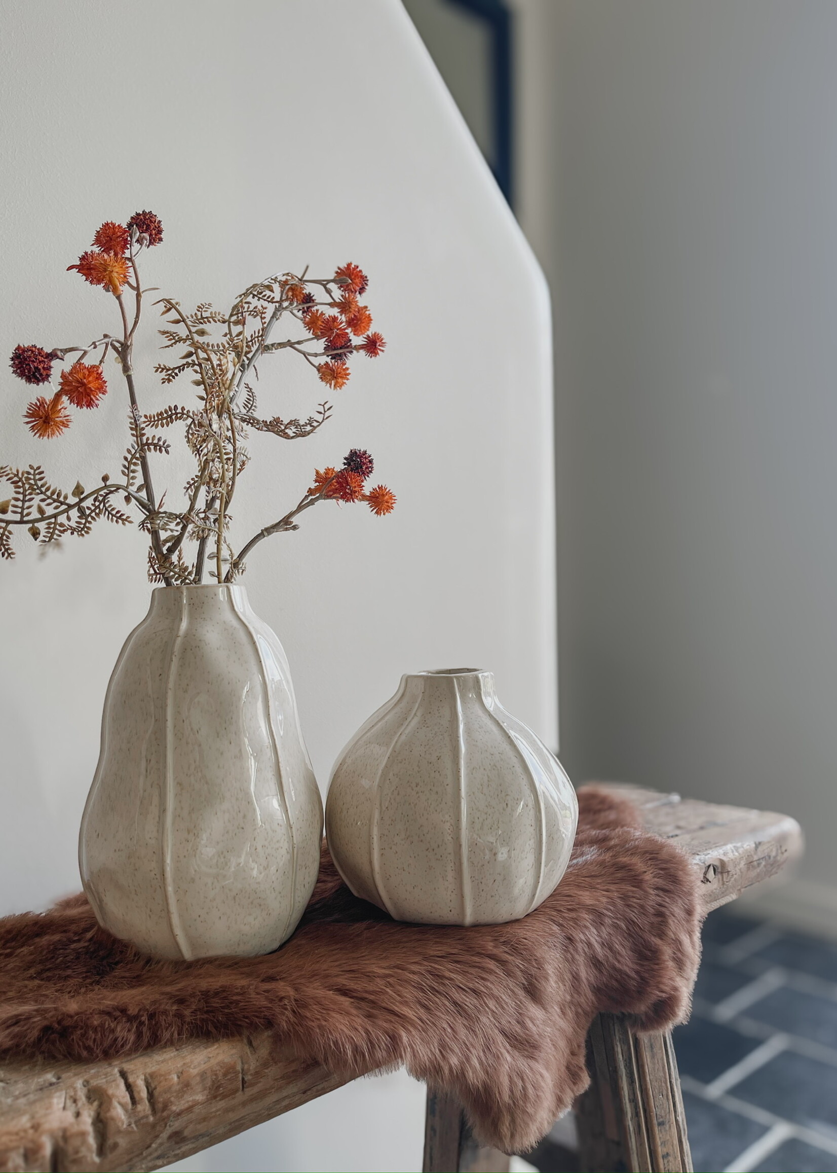 Aardewerk vaasje geglazuurd beige met lijn S