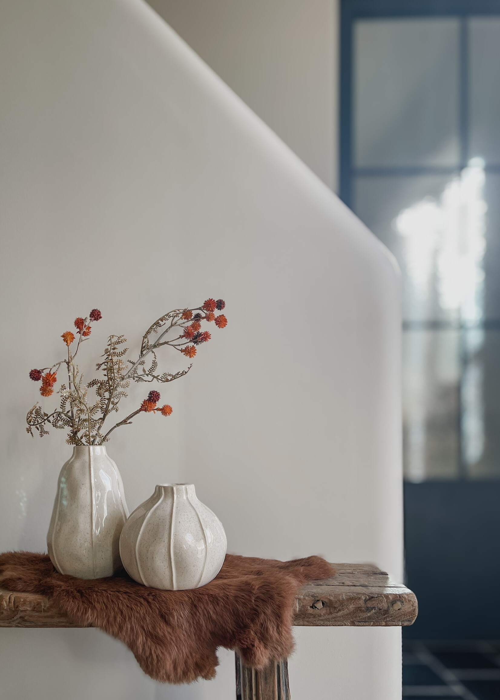 Aardewerk vaasje geglazuurd beige met lijn S