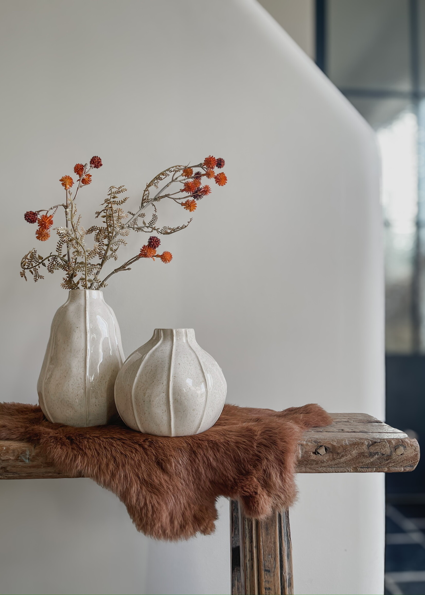 Aardewerk vaasje geglazuurd beige bol met lijn