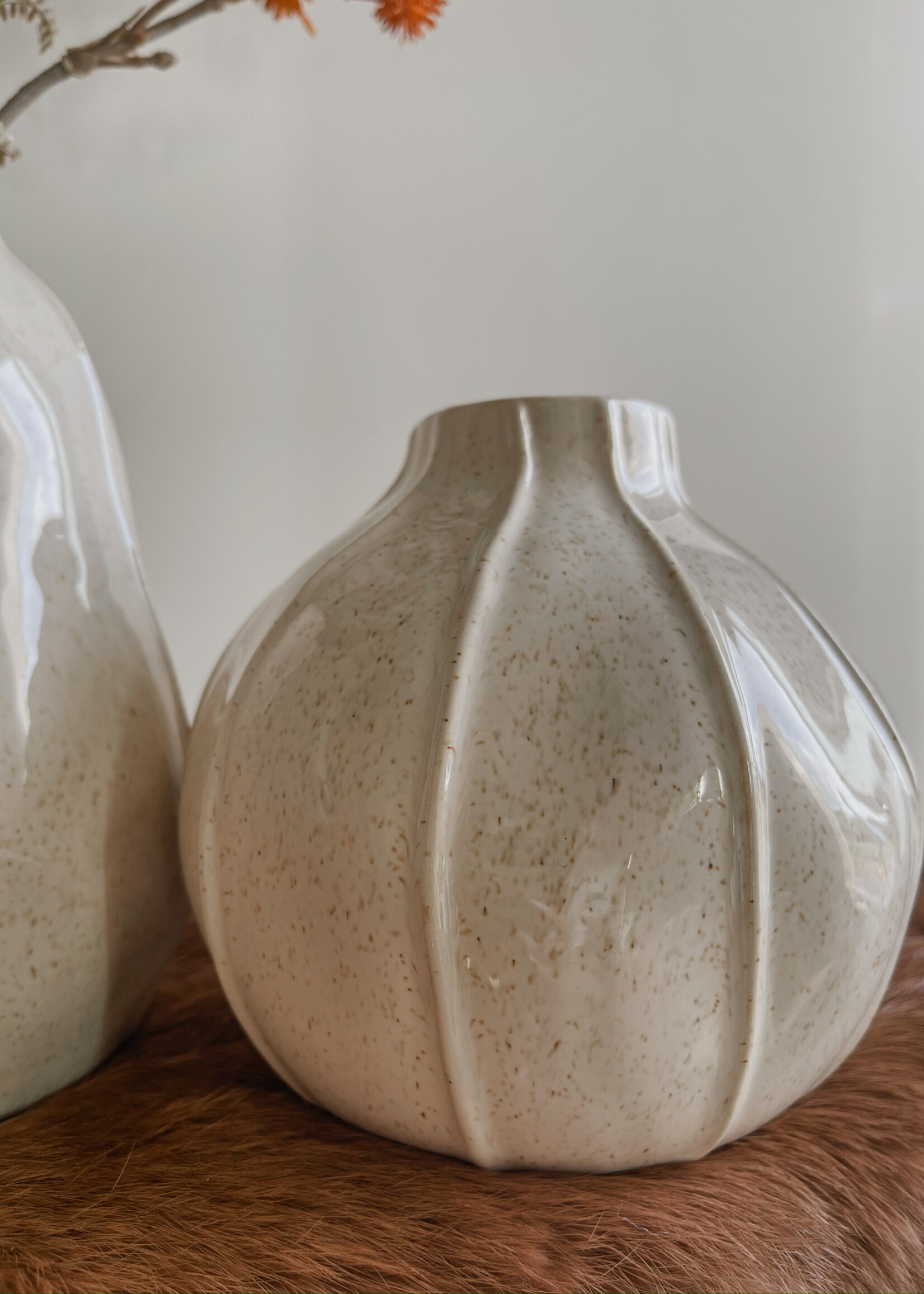 Aardewerk vaasje geglazuurd beige bol met lijn