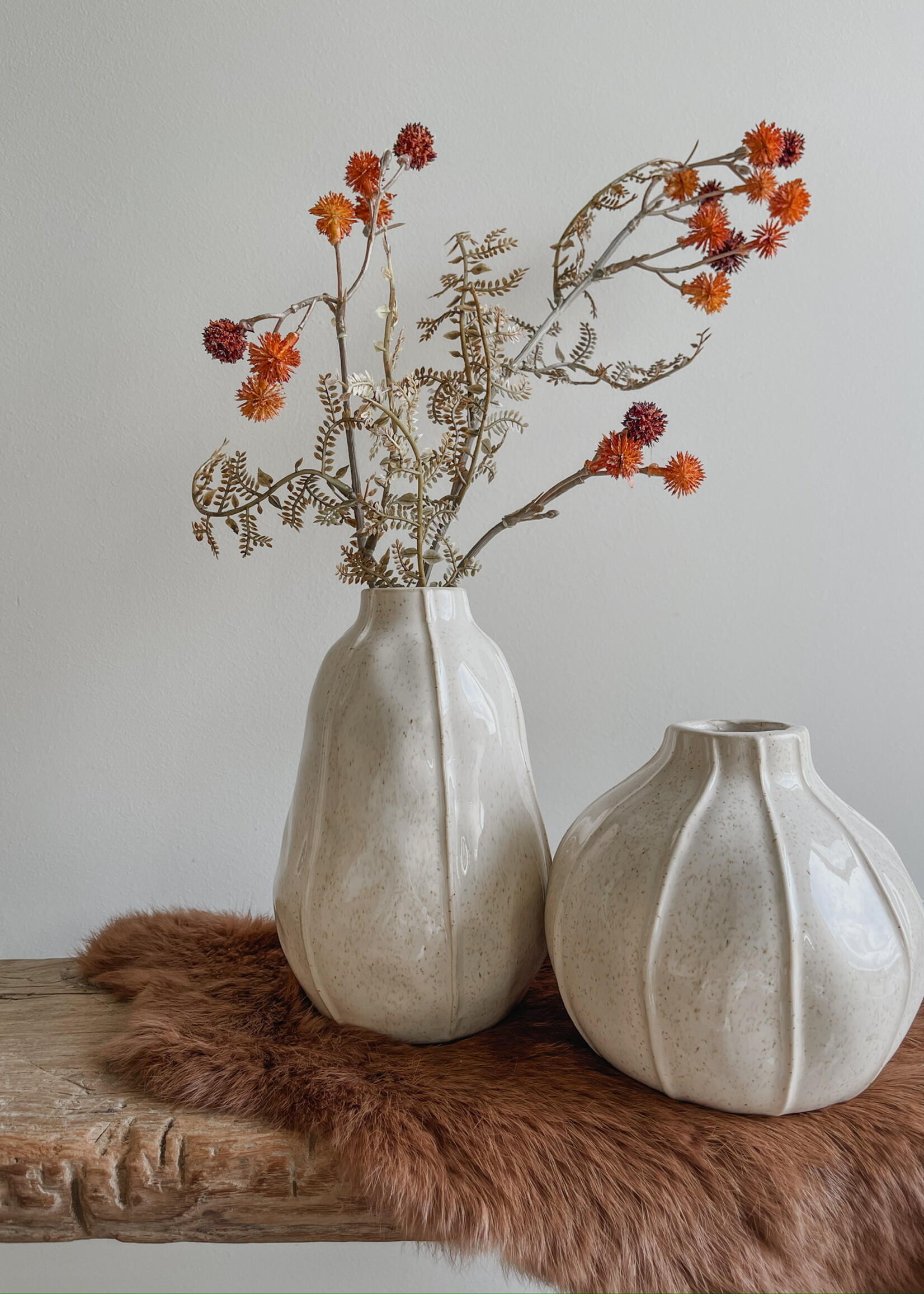 Aardewerk vaasje geglazuurd beige met lijn S