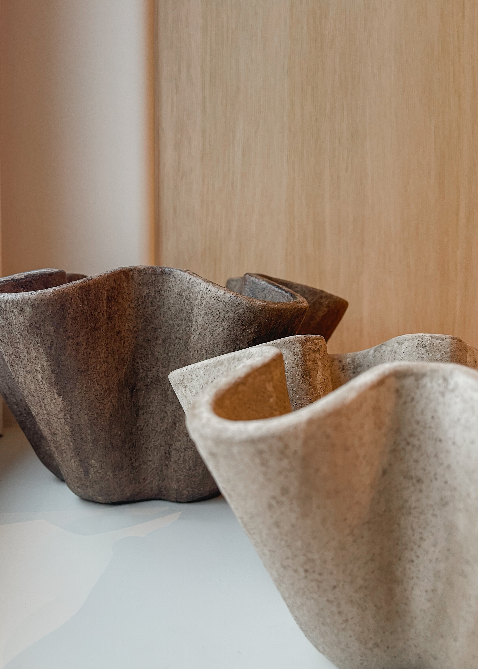 Schaal hoge rand met golf donkerbruin S