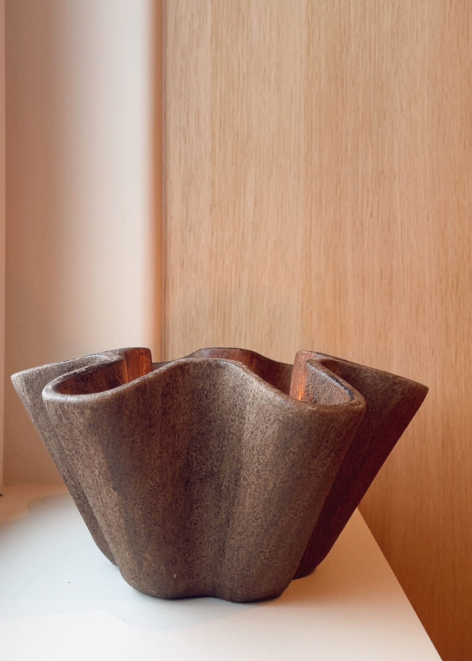 Schaal hoge rand met golf donkerbruin L