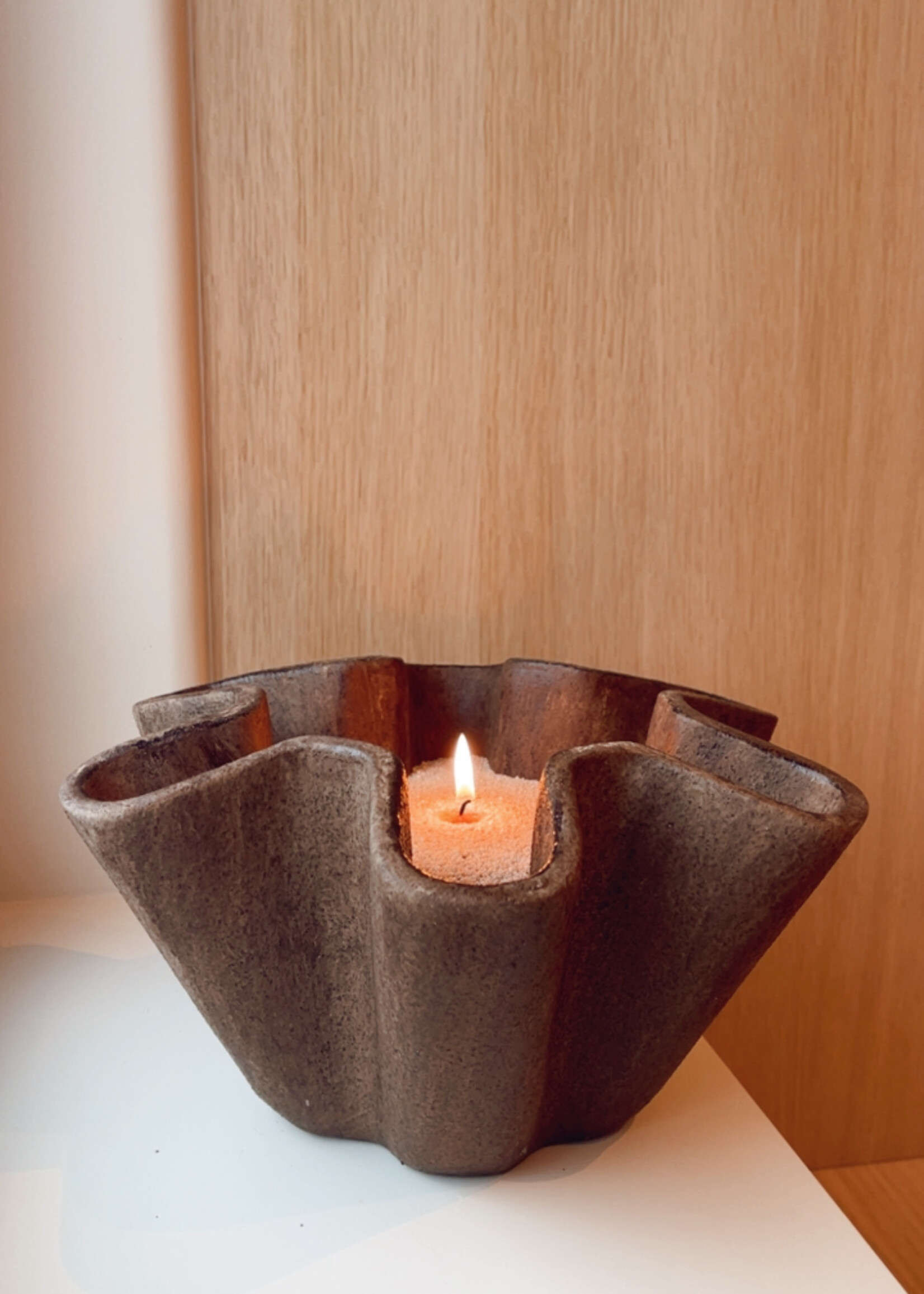 Schaal hoge rand met golf donkerbruin L