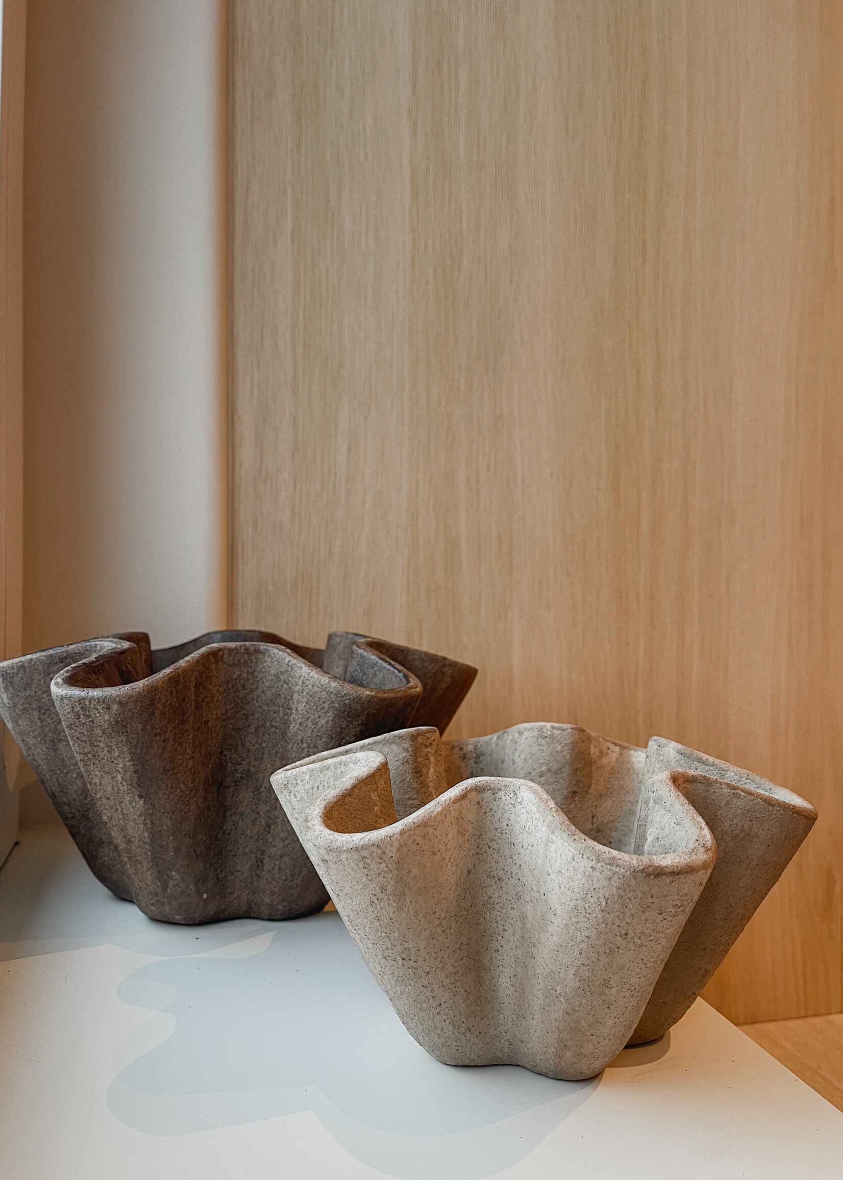 Schaal hoge rand met golf donkerbruin L