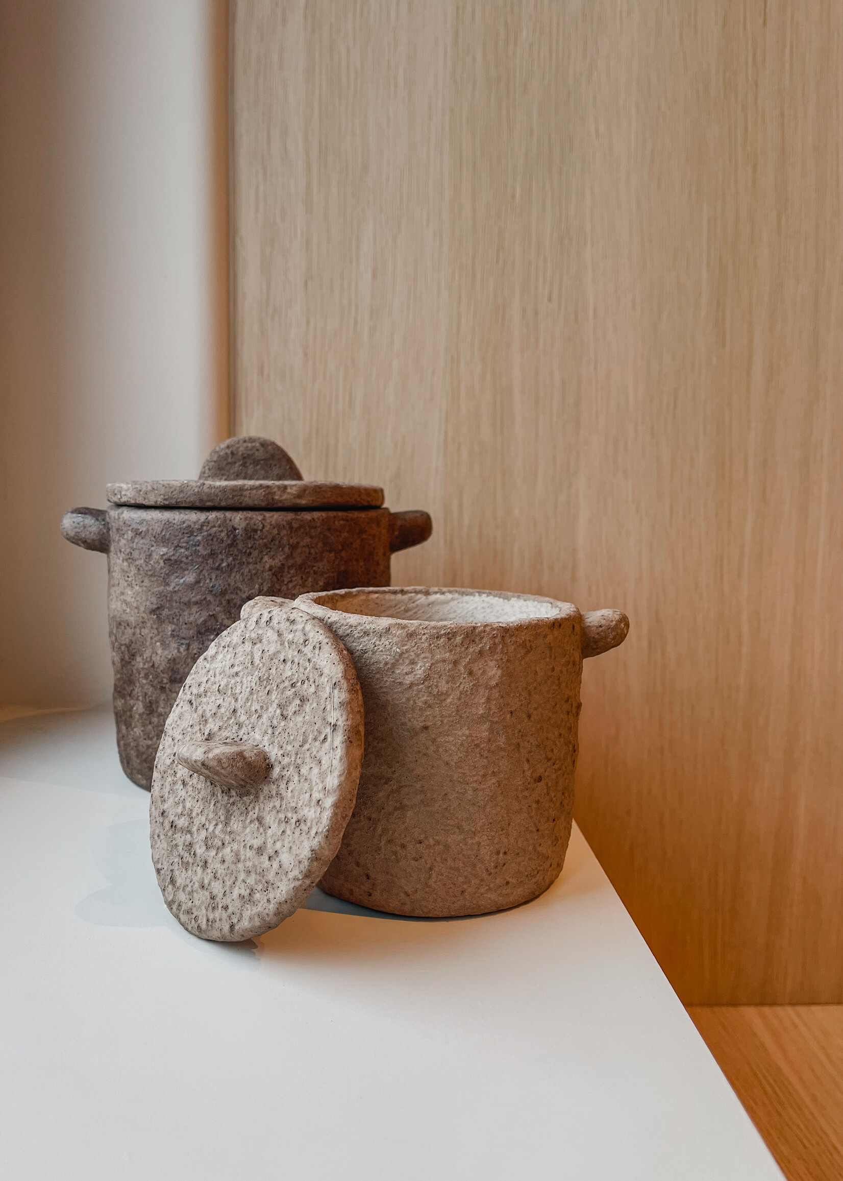 Aardewerk pot oor met deksel donkerbruin L