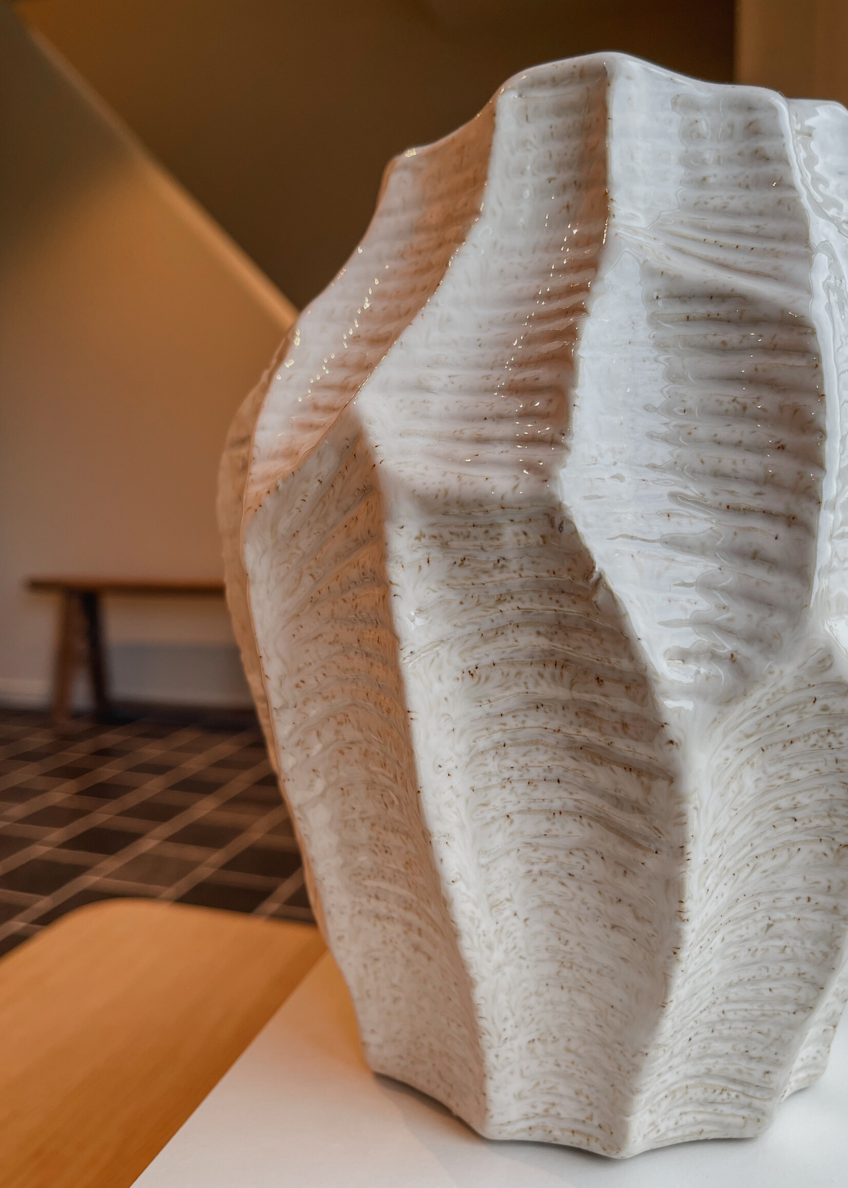 Vaas aardewerk beige geglazuurd 'leaves'