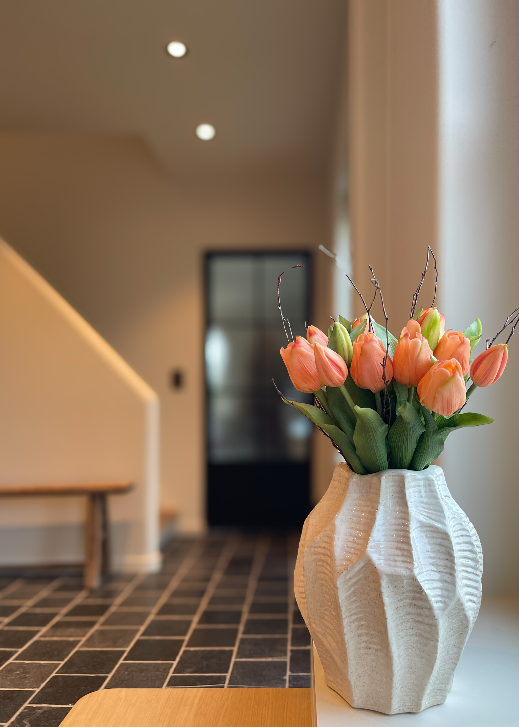 Vaas aardewerk beige geglazuurd 'leaves'