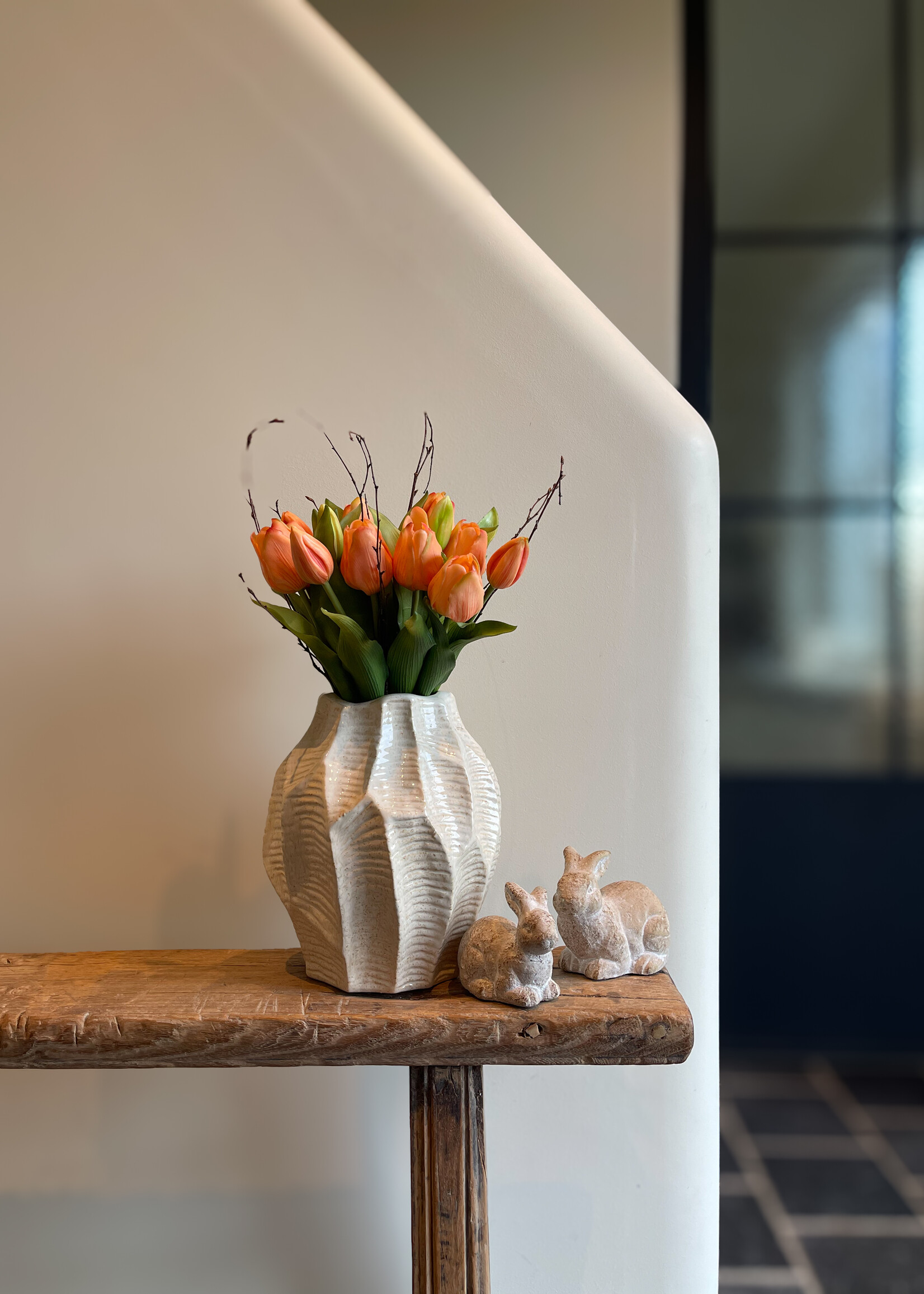 Vaas aardewerk beige geglazuurd 'leaves'