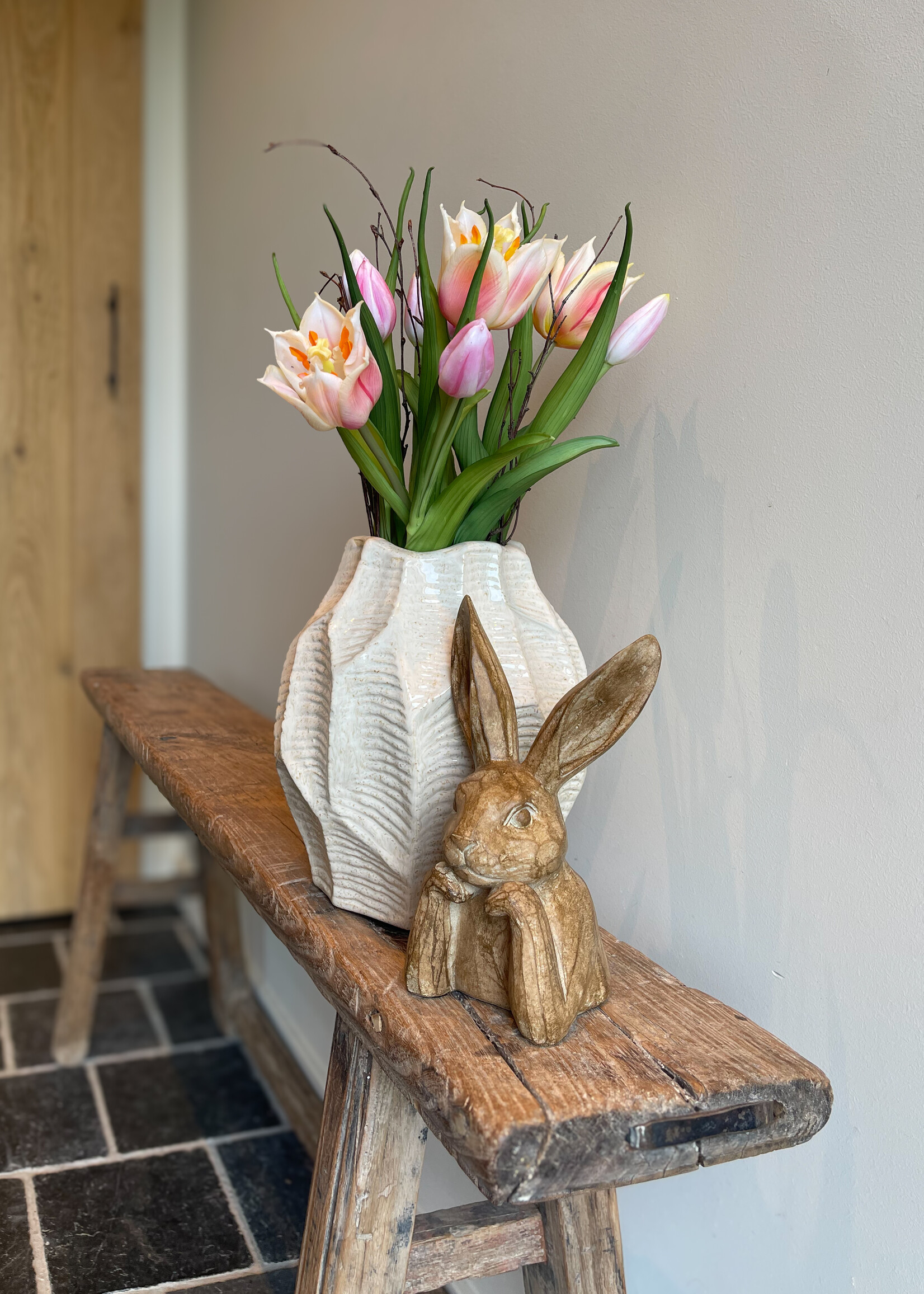 Vaas aardewerk beige geglazuurd 'leaves'