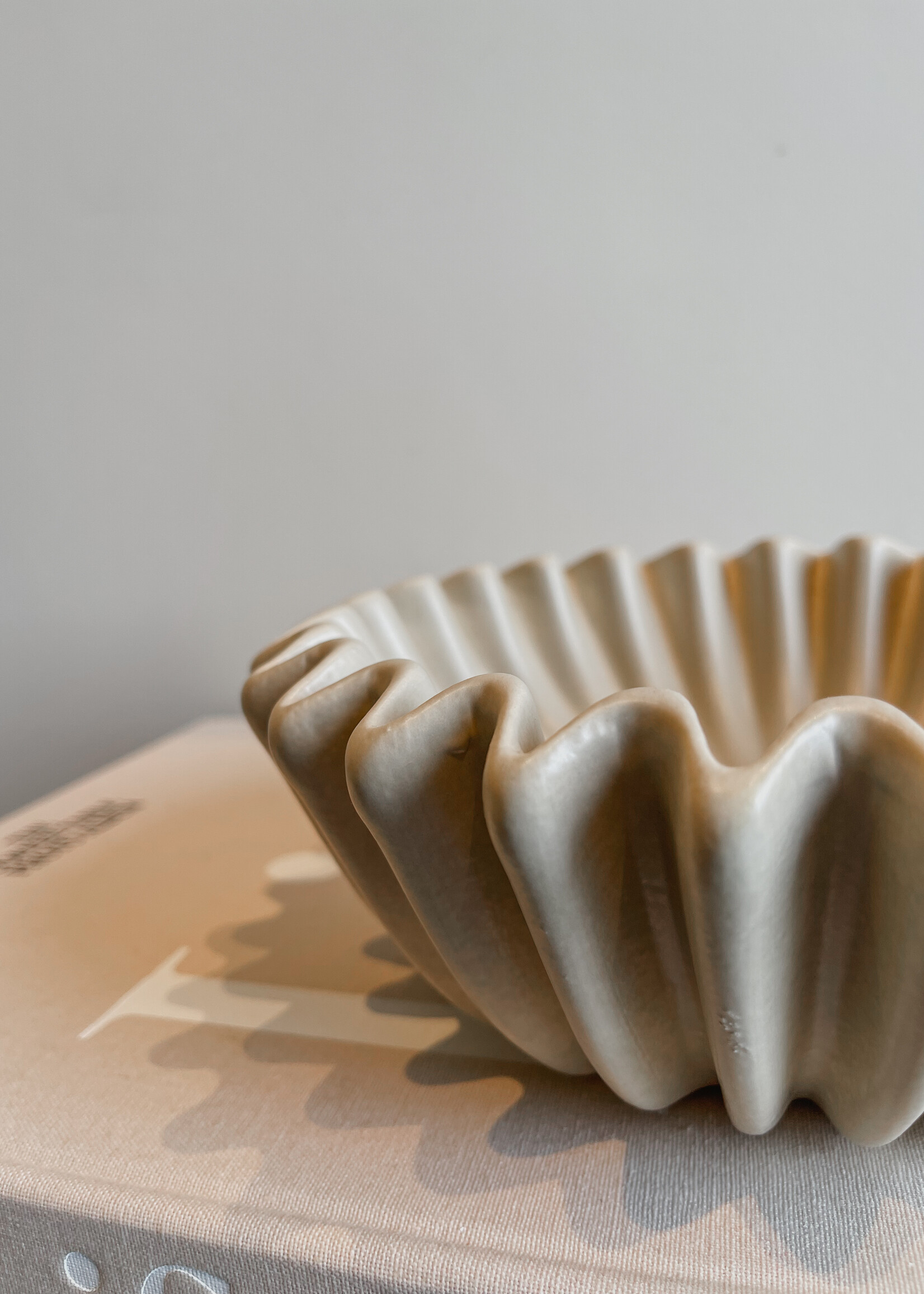 Schaal gekartelde rand zand dia 21 cm