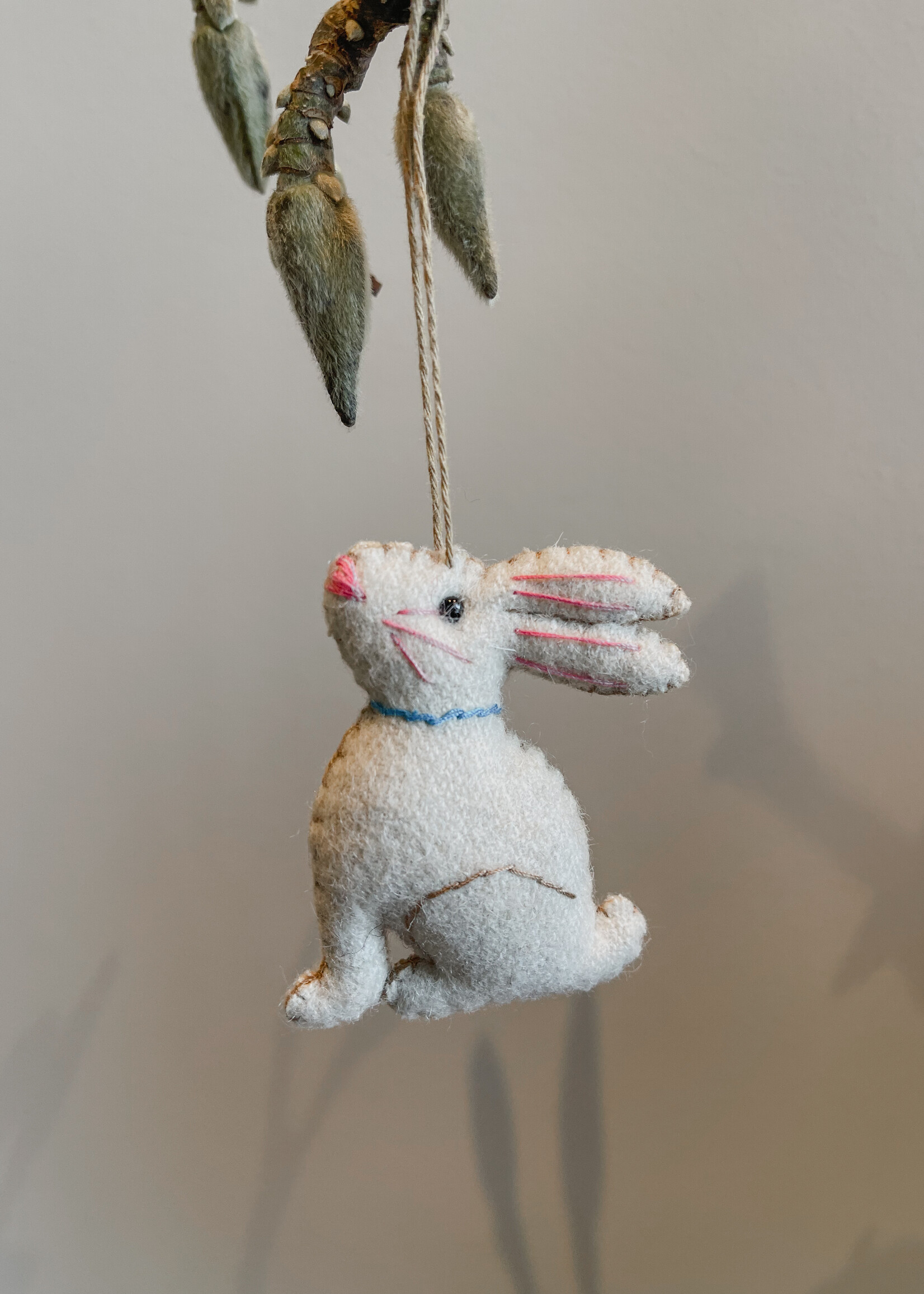 Paashanger konijn zittend