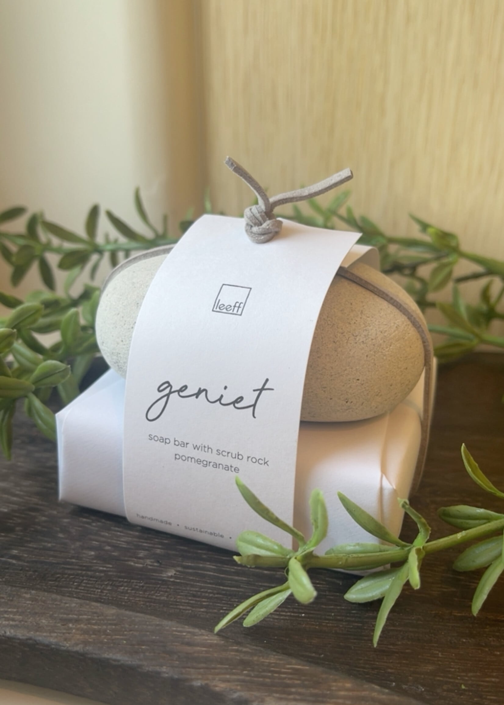 Steenscrub met zeepblok 'pomegranate' - GENIET