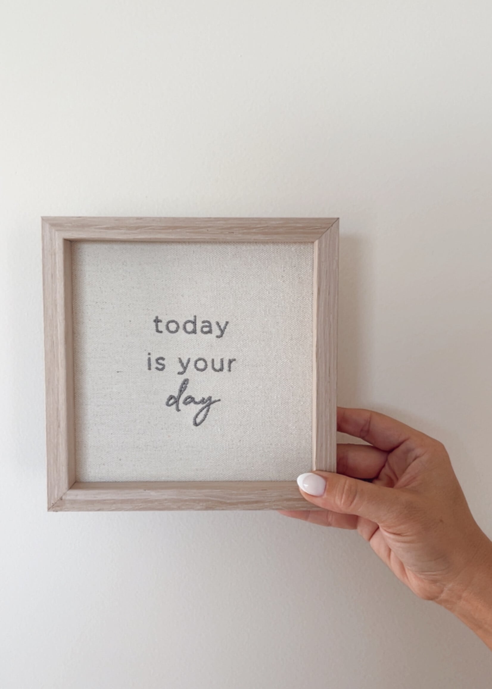 Lijstje hout/stof met quote 'today is your day'