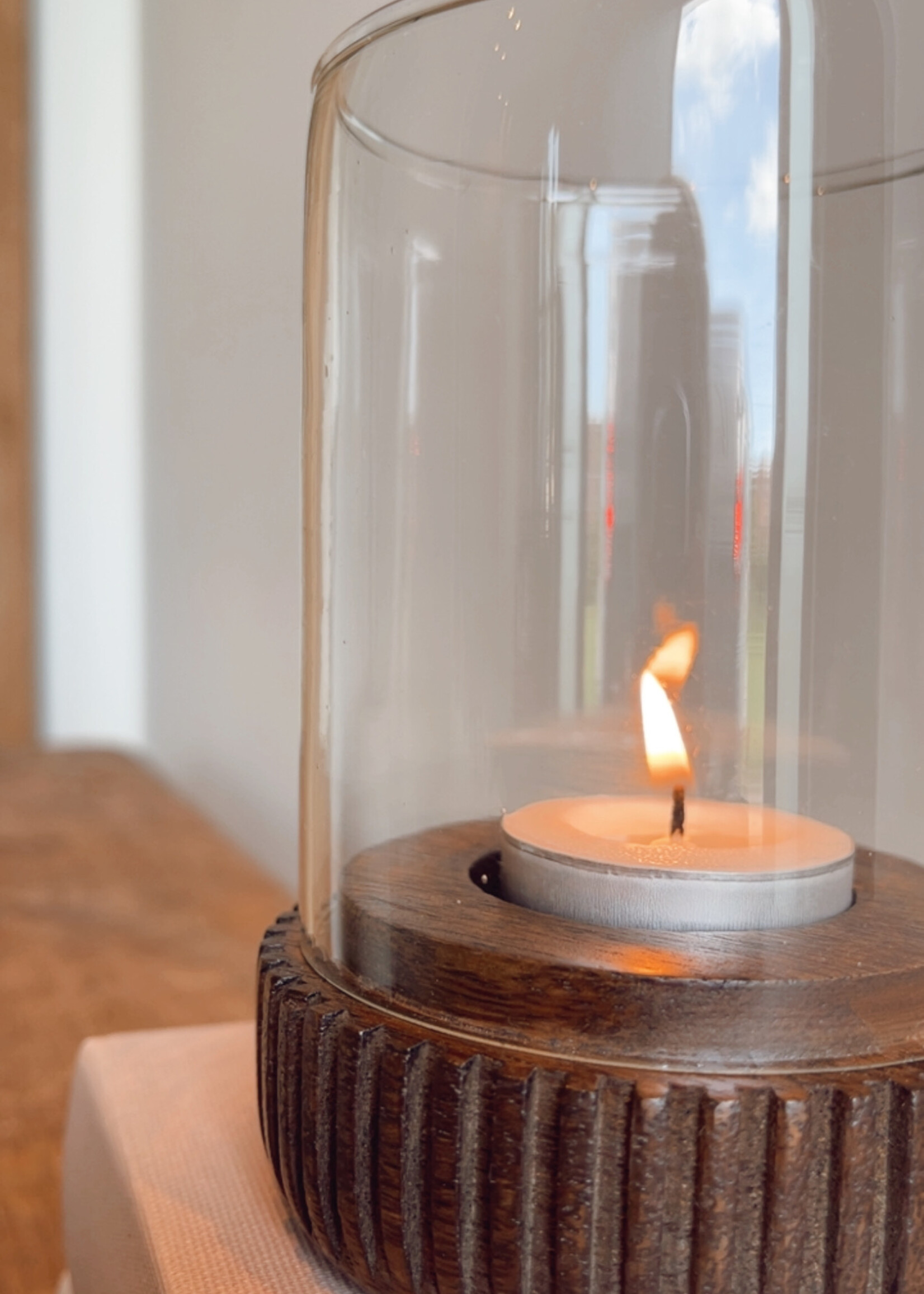 Theelichthouder bruin hout geribbeld glas