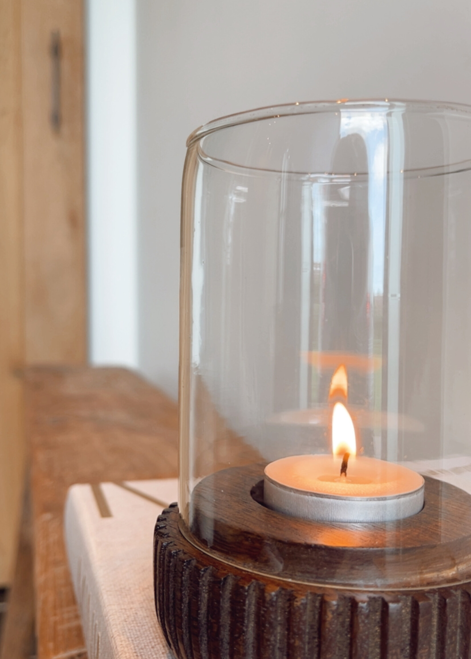 Theelichthouder bruin hout geribbeld glas