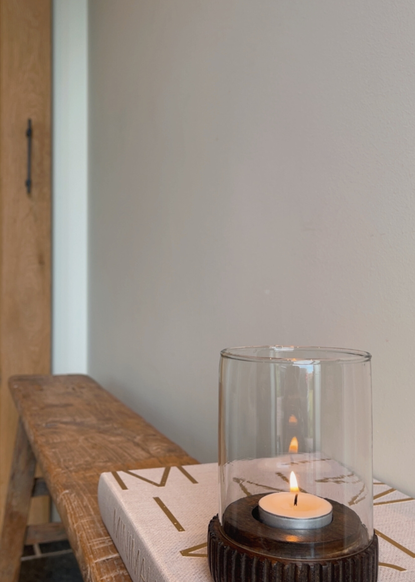 Theelichthouder bruin hout geribbeld glas