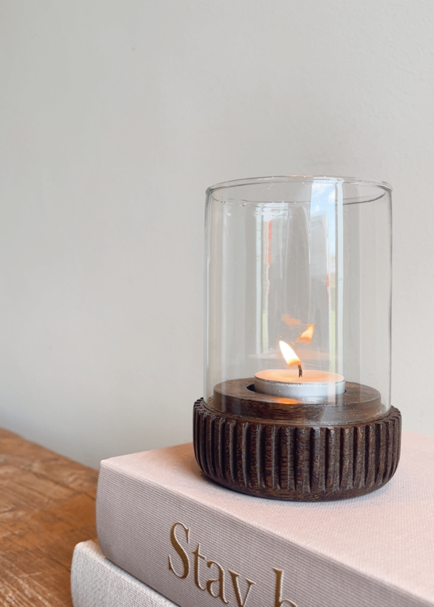 Theelichthouder bruin hout geribbeld glas