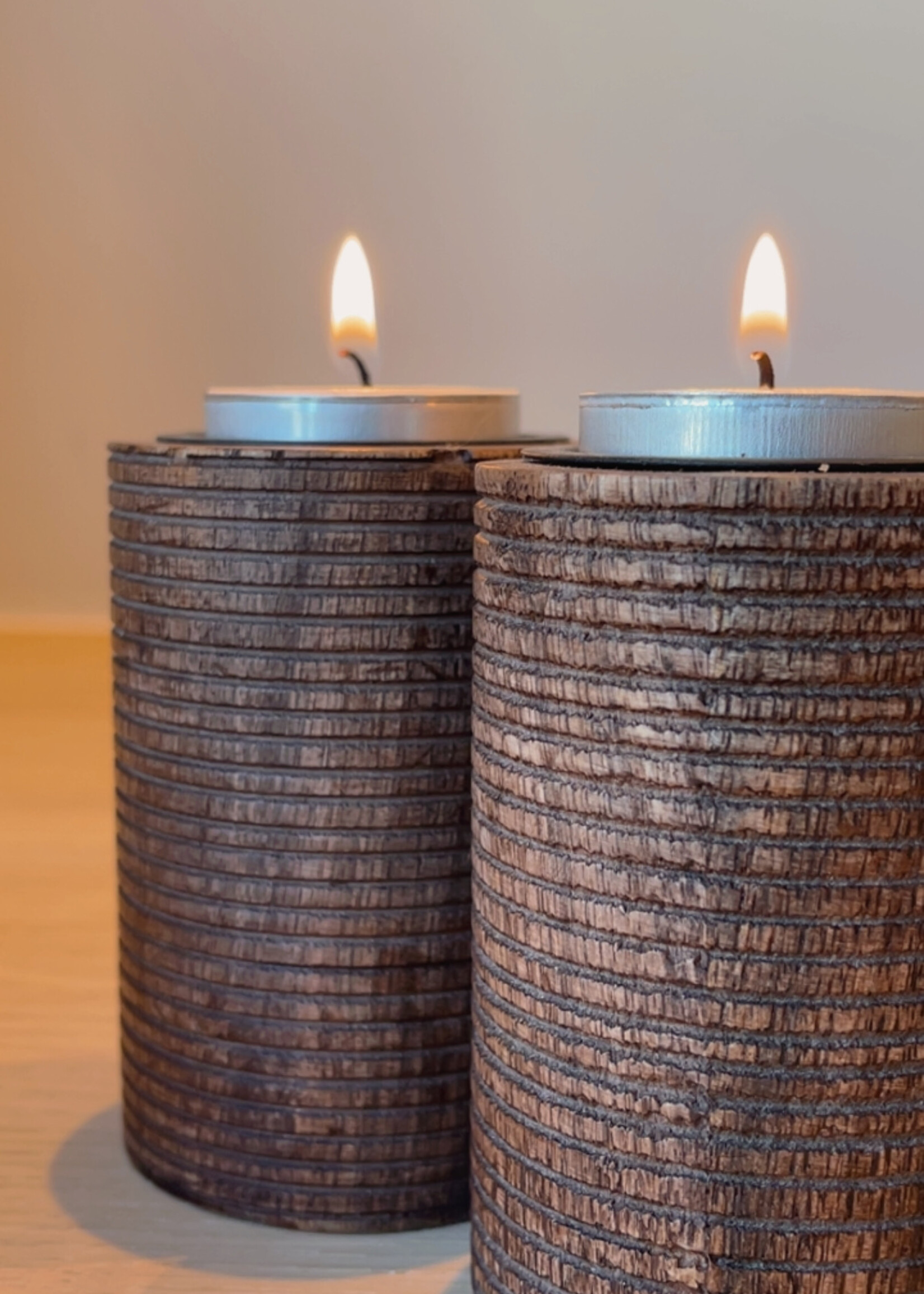 Theelichthouder hout geribbeld