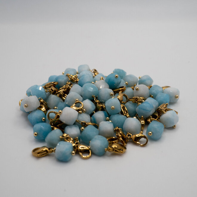 Charm facet vierkant jade 8mm blauw goud