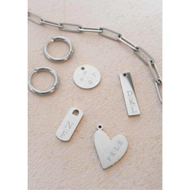 Gepersonaliseerde initialen bedel tag zilver