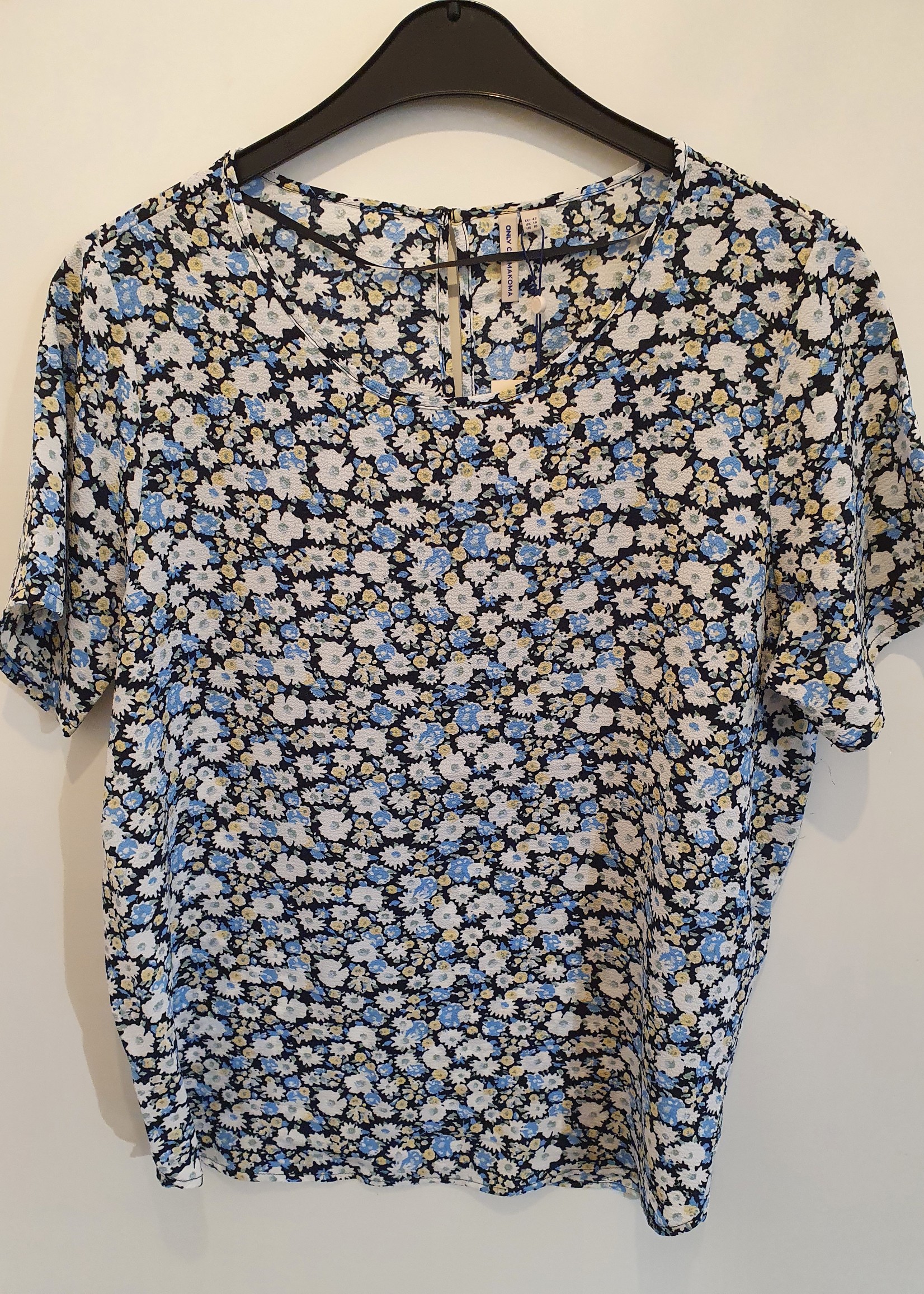Only Carmakoma Only Carmakoma Vica Blue Flower Top