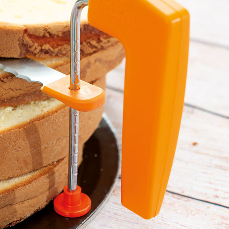 Decora Adjustable cake leveler with serrated stainless steel blade, 44.5 cm